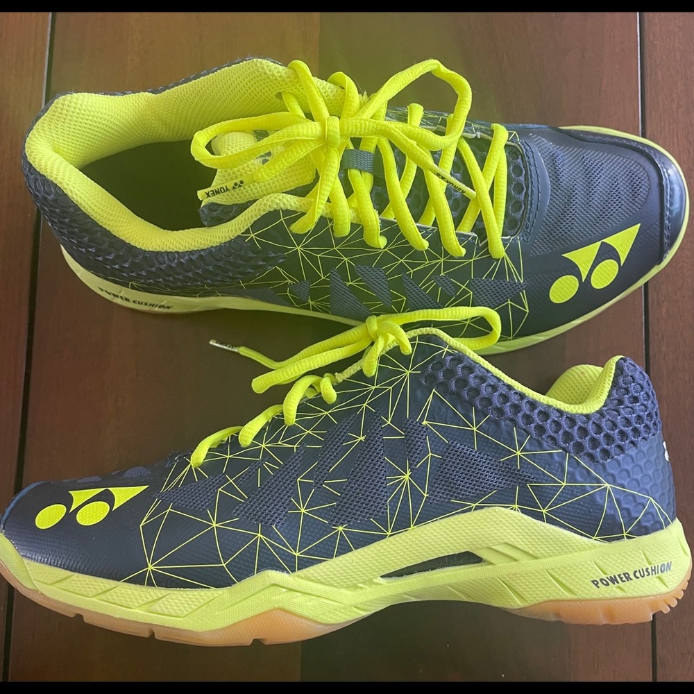 Yonex Aerus 2 Men’s 9 Women’s 10.5 Worn 1 time!!!